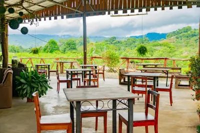 a group of tables and chairs with a view at Pejivalle Lodge paz y naturaleza en un solo lugar in Humo
