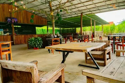 a wooden table and benches on a patio at Pejivalle Lodge paz y naturaleza en un solo lugar in Humo