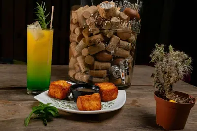 a table with a plate of food and a drink at Pejivalle Lodge paz y naturaleza en un solo lugar in Humo