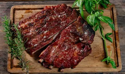 a piece of meat on a wooden cutting board at Pejivalle Lodge paz y naturaleza en un solo lugar in Humo