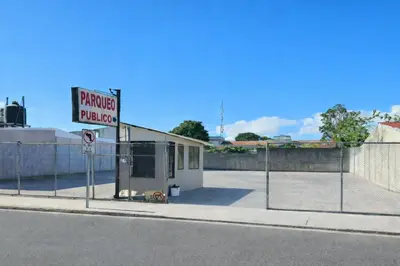 a fence on the side of a street next to a parking lot at Hotel Boutique 4 Estancias in San Ramón