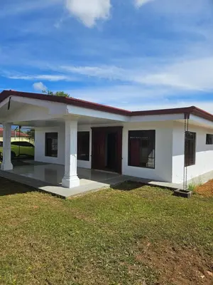 a small white house with a red roof at Habitación privada con baño privado en Pérez Zeledón in San Isidro