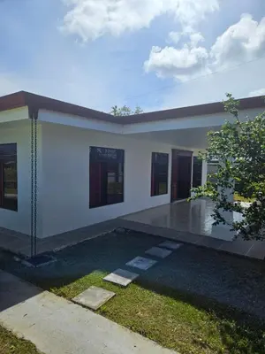 a small white house with a yard at Habitación privada con baño privado en Pérez Zeledón in San Isidro