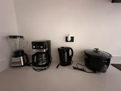 a kitchen counter with a blender and other appliances at Hospedaje Quepos Tardes Doradas in Quepos