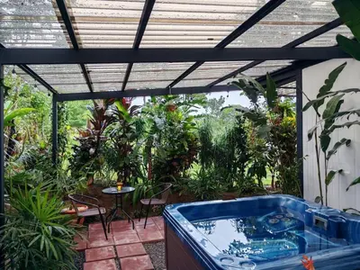 a hot tub in the middle of a garden at Casa el Manú Finca Agroecologíca in Marsella