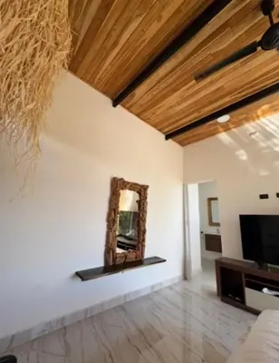 a living room with a mirror on the wall at Casa Ángel in Matapalo