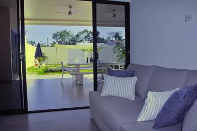 a living room with a couch and a table at Villa Libélula in Quepos