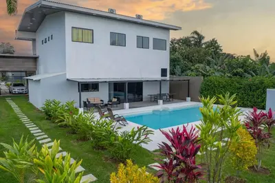 a house with a swimming pool in the yard at Villa Montreal in Guayabal
