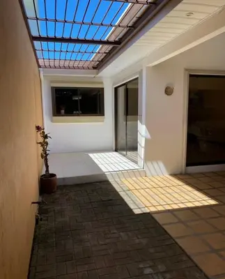an empty room with a skylight in a house at Casa cerca Aeropuerto in Tapantí