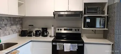 a kitchen with a stove and a microwave at Apartamento céntrico San jose in San José