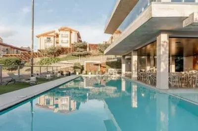 a swimming pool with blue water in a building at Apartamento céntrico San jose in San José