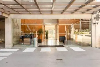 a large building with a lobby with glass doors at Apartamento céntrico San jose in San José