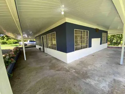 an empty garage with a building with bars on the doors at Beach house Punta Morales in Morales