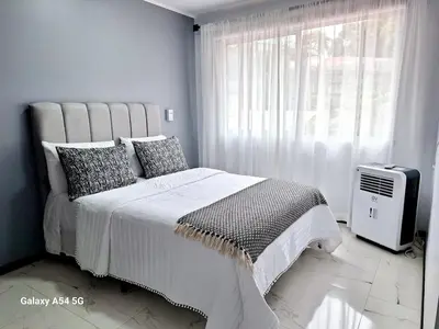 a white bedroom with a bed and a window at Vistas del Sol-Apartamento Entero in Pedregoso