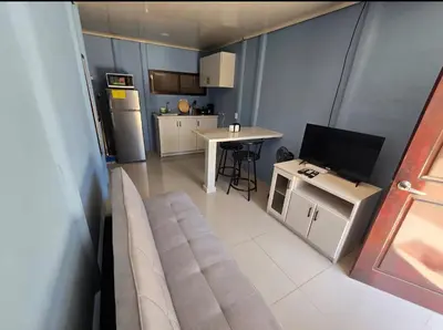 a small living room with a couch and a kitchen at Apartamento DesCANsO #1 in Palmira