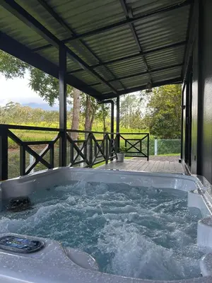 a jacuzzi tub on a patio at Casa Los Cedros in Río Cuarto