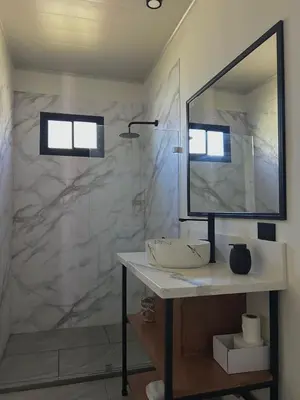 a bathroom with a sink and a mirror at Casa Los Cedros in Río Cuarto