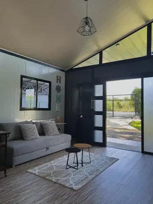 a living room with a couch and a table at Casa Los Cedros in Río Cuarto