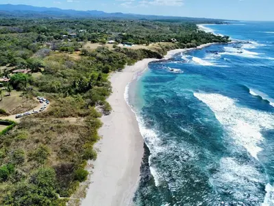 an aerial view of the ocean and a beach at Casa Fabis en Playa Junquillal, Playa a 600m in Santa Cruz