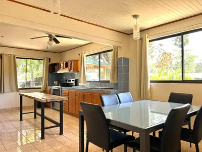 a kitchen with a dining room table and chairs at Casa Fabis en Playa Junquillal, Playa a 600m in Santa Cruz