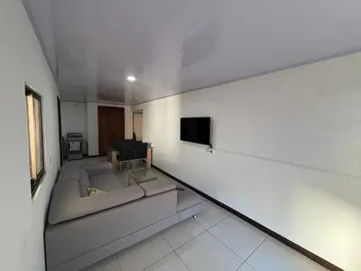a living room with a couch and a tv at Floral Departments in Comunidad
