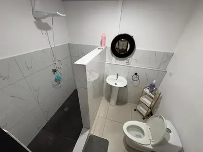 a white bathroom with a toilet and a sink at Floral Departments in Comunidad