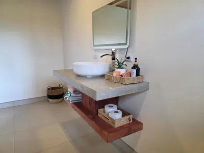 a bathroom with a sink and a mirror at Casa Brisa Moderna, para 8 personas in Jabillos