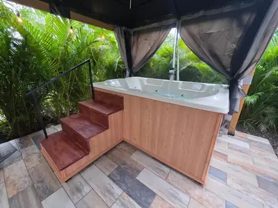 a jacuzzi tub in a gazebo at Casa Brisa Moderna, para 8 personas in Jabillos