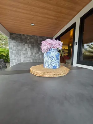 a blue and white vase with pink flowers in it at Casa Brisa Moderna, para 8 personas in Jabillos