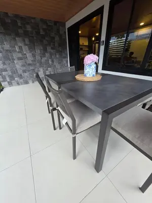 a black table with two chairs and a vase of flowers at Casa Brisa Moderna, para 8 personas in Jabillos