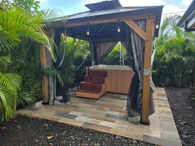 a gazebo with a bath tub in a garden at Casa Brisa Moderna, para 8 personas in Jabillos