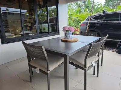 a black table and chairs with a vase of flowers on it at Casa Brisa Moderna, para 8 personas in Jabillos