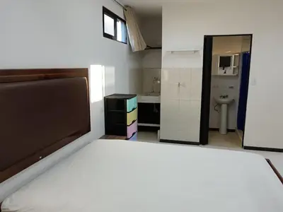 a room with a bed and a bathroom at Cabinas Dormi Bene in Miramar