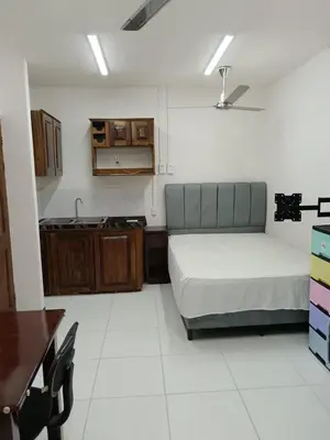 a small room with a bed and a kitchen at Cabinas Dormi Bene in Miramar