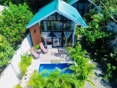 an overhead view of a house with a swimming pool at Guest House Pura Vida in Quepos