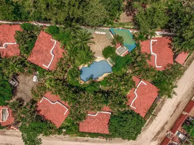 an overhead view of a yard with a pool and trees at Villas Kalimba in Sámara