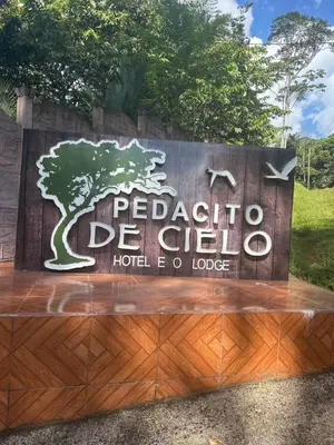 a sign for the peabody de cielo hotel at Hotel Pedacito de Cielo in Boca Tapada