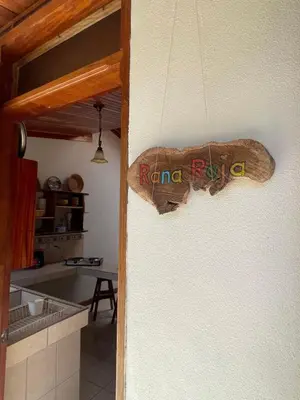 a sign on the side of a kitchen door at Finca Isla Rainforest Retreat in Aguas Zarcas