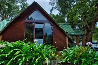 a small house with a green roof at Hotel Villa Zurqui in San José