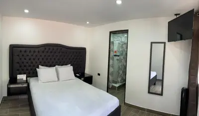 a bedroom with a large bed and a mirror at Cabinas Vista Al Golffo in Monteverde Costa Rica