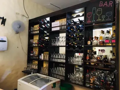 a bar with a lot of bottles of alcohol at Hotel Casa Esmeralda in Sámara