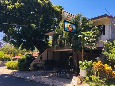 a motorcycle parked in front of a building at Hotel Casa Esmeralda in Sámara