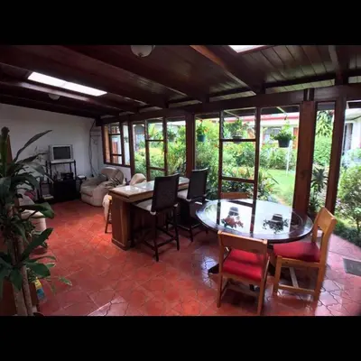 a living room with a table and chairs at Casa Kibi Kibi in San José