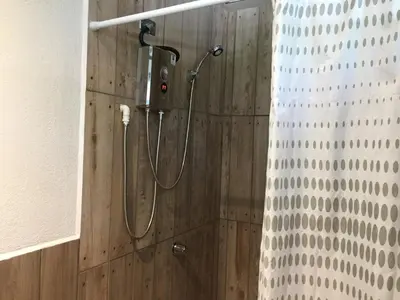 a shower in a bathroom with a shower curtain at La Perlita in Jacó