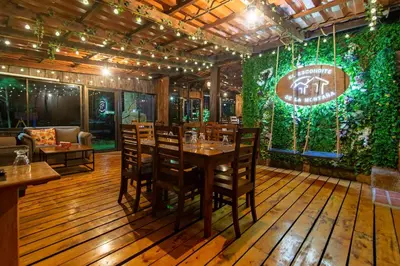 a dining room with a table and a green wall at Hotel & Spa Escondite de la Montaña in Sabana Redonda