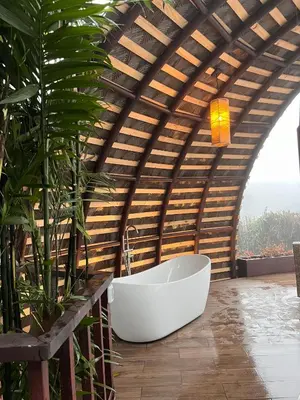 a bathroom with a bath tub in a wooden ceiling at Hotel & Spa Escondite de la Montaña in Sabana Redonda
