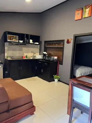 a living room with a kitchen and a bed at Don Jarvey I Bed & Breakfast in Monteverde Costa Rica