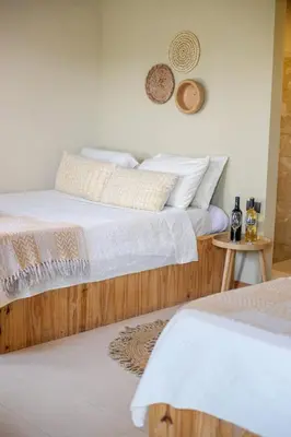 two beds sitting next to each other in a bedroom at Hotel y Cabinas del Trópico in Guápiles
