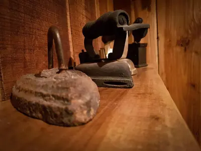 a old sewing machine sitting on top of a wooden table at Greemount Hotel in Monteverde Costa Rica