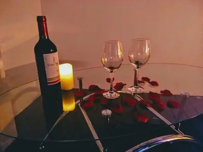 a bottle of wine and two wine glasses on a table at Vistas del Conde in Heredia